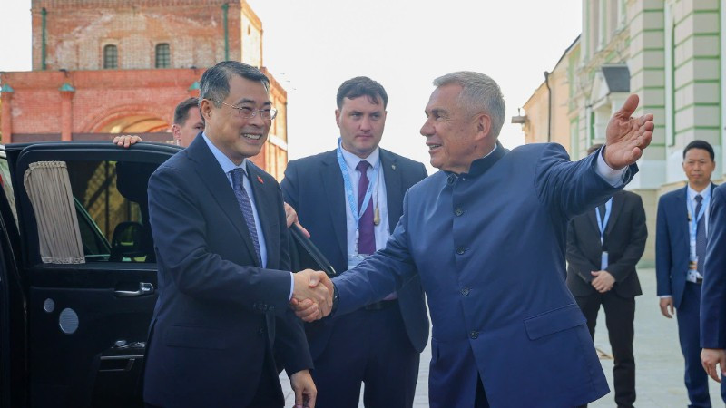 Người đứng đầu Cộng hòa Tatarstan R.Minnikhanov đón Thủ tướng Lê Minh Hưng. (Ảnh: NHẬT BẮC)