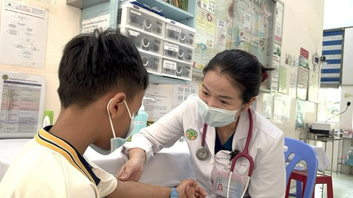 Sai lầm của cha mẹ làm trẻ viêm thanh quản mùa hè