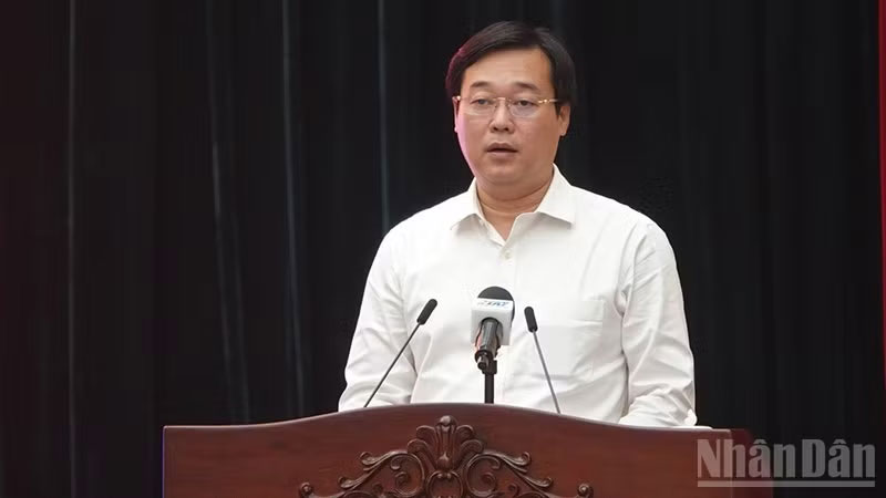 Đồng chí Lê Quốc Phong, Ủy viên Trung ương Đảng, Phó Bí thư Thường trực Thành ủy Thành phố Hồ Chí Minh phát biểu chào mừng Hội thảo.
