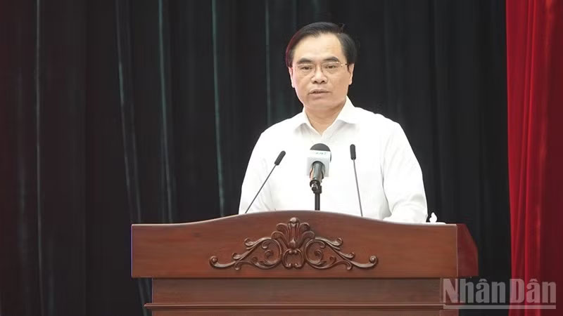 Phó Giáo sư, Tiến sĩ Dương Trung Ý, Ủy viên Trung ương Đảng, Tổng Biên tập Tạp chí Cộng sản phát biểu tại Hội thảo.
