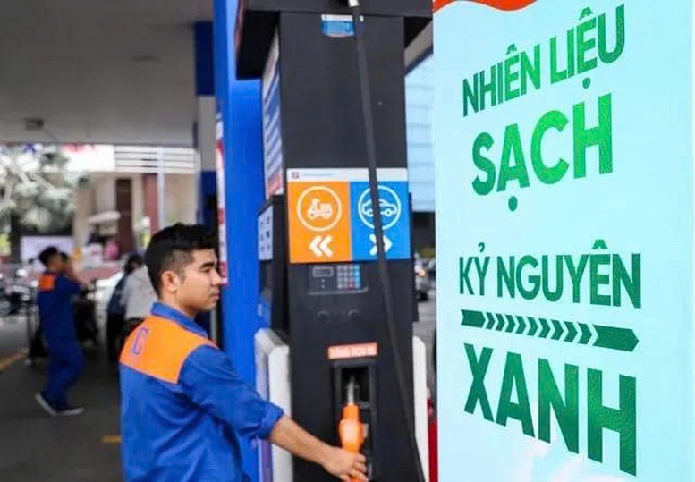 Việc triển khai xăng sinh học E10, ban hành Nghị quyết số 29/2026/NQ-CP công bố giá cơ sở đối với xăng E10RON95-III và tháo gỡ các vướng mắc về pha chế, phối trộn loại xăng này là một bước đi quan trọng

