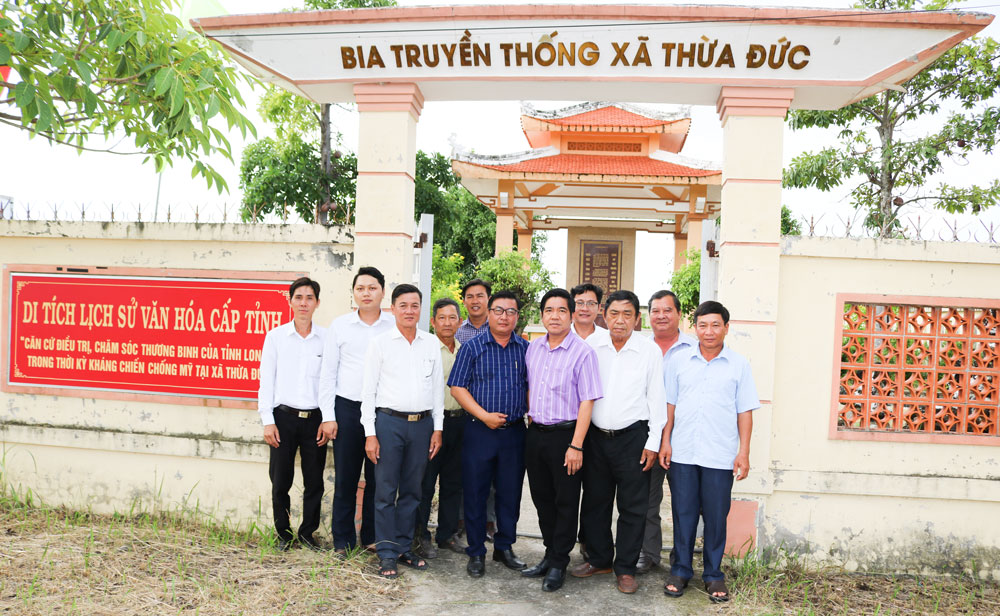 Đoàn công tác Tây Ninh đến thăm Bia truyền thống tại ấp Thừa Long (xã Thới Thuận- tỉnh Vĩnh Long).