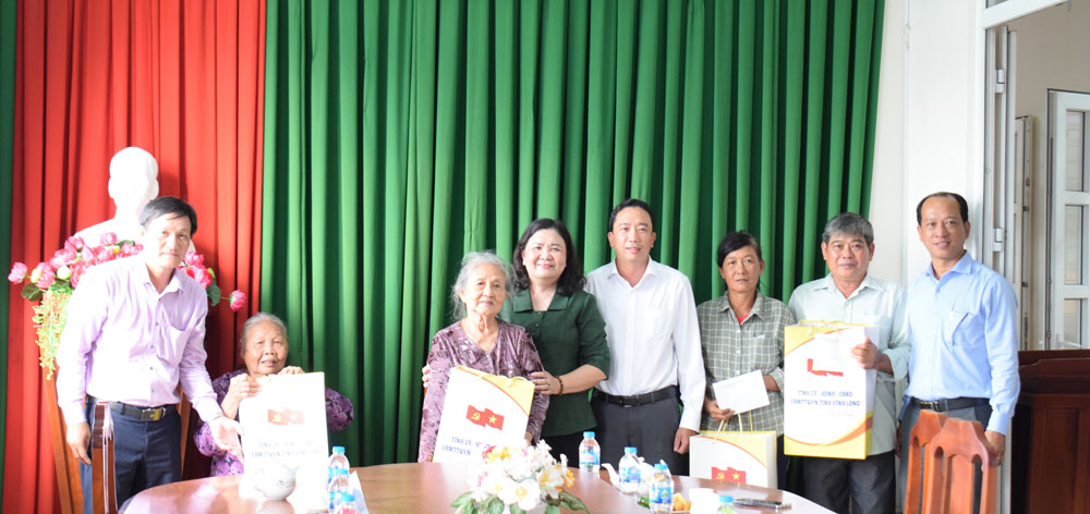 Phó Bí thư Thường trực Tỉnh ủy - Hồ Thị Hoàng Yến bày tỏ sự tri ân gia đình chính sách.