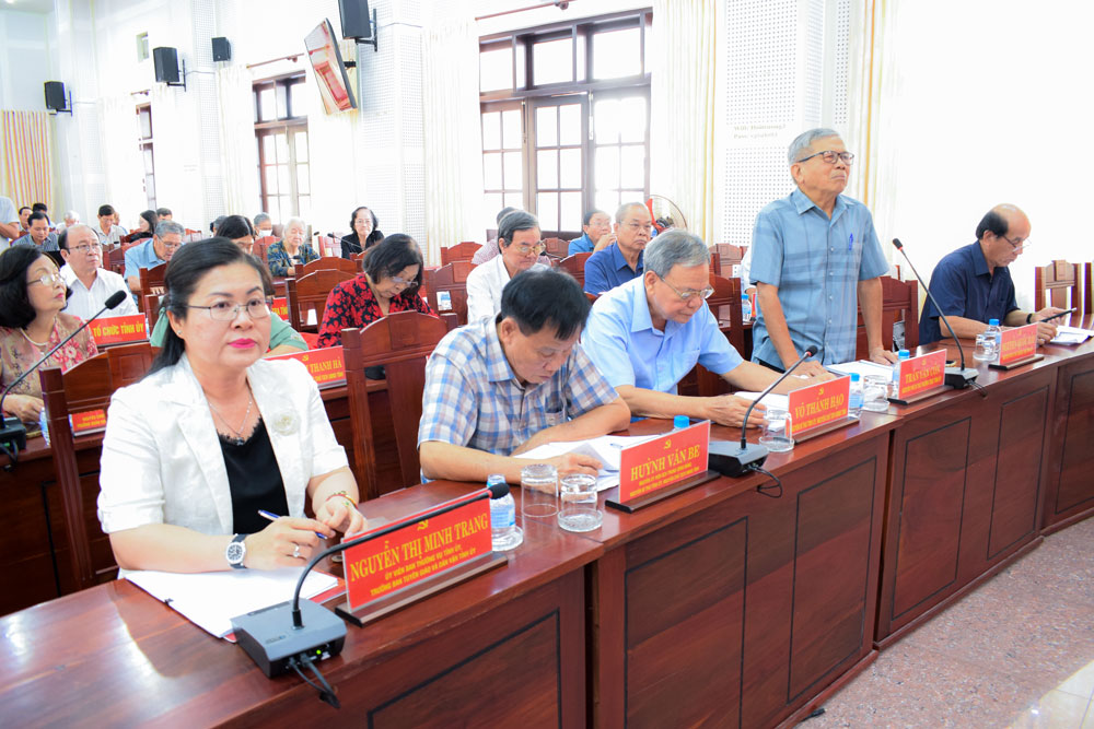 Đại biểu tham gia góp ý tại hội nghị. Ảnh P. Tuyết