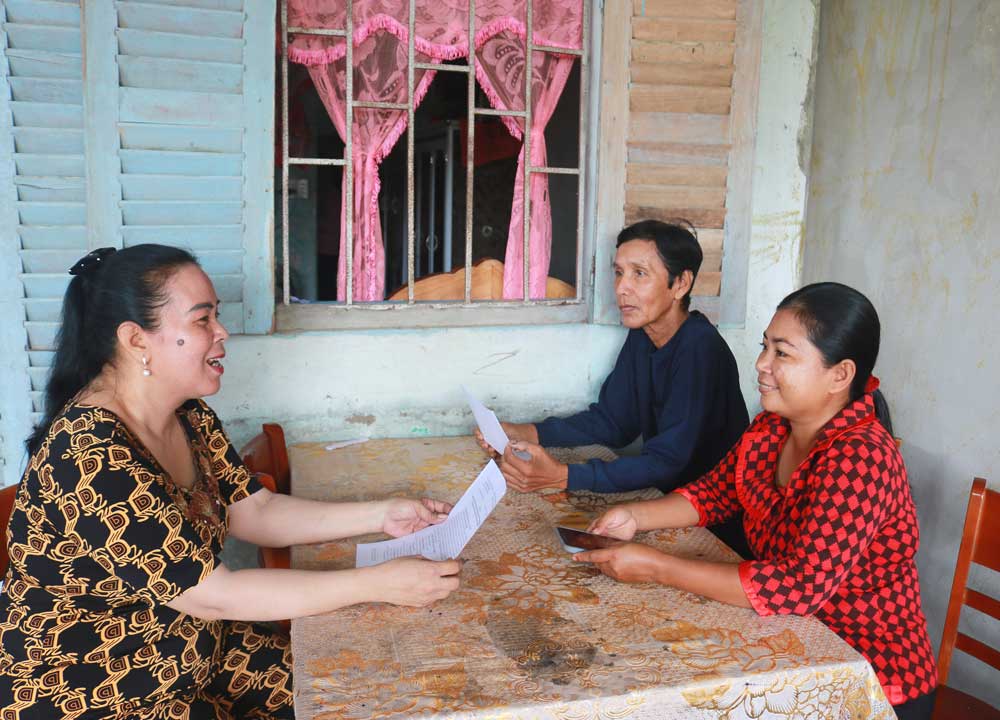 Gần dân, hiểu dân, người có uy tín phát huy vai trò “cầu nối” gắn kết ý Đảng với lòng dân. Ảnh: TL