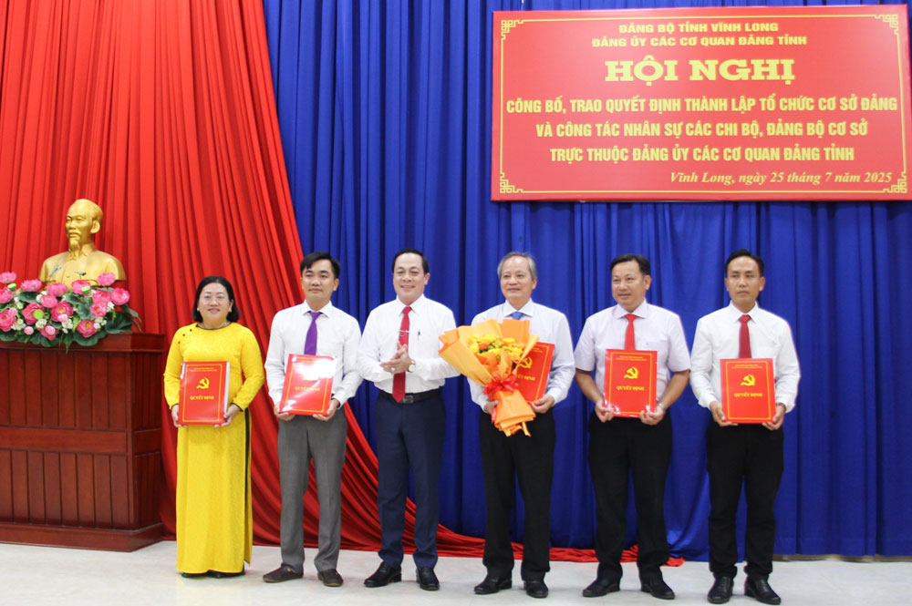 Đồng chí Lâm Minh Đằng- Phó Bí thư Tỉnh ủy, Bí thư Đảng ủy Các cơ quan Đảng tỉnh trao quyết định cho Ban Tuyên giáo và Dân vận Đảng ủy các cơ quan Đảng tỉnh.