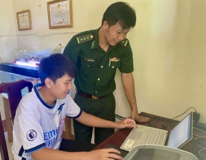 Chuyện về những người “cha” mang quân hàm xanh 