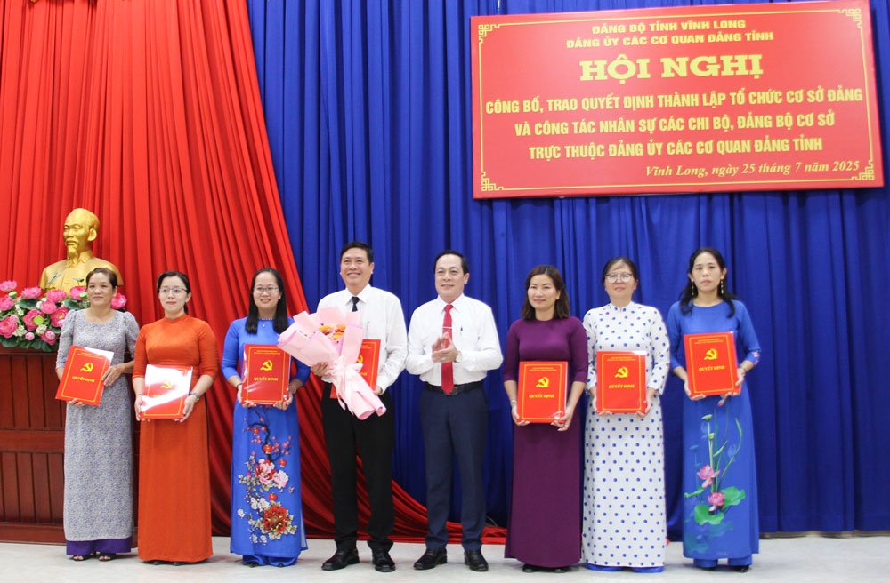 Đồng chí Lâm Minh Đằng- Phó Bí thư Tỉnh ủy, Bí thư Đảng ủy Các cơ quan Đảng tỉnh trao quyết định cho Văn phòng Đảng ủy các cơ quan Đảng tỉnh.