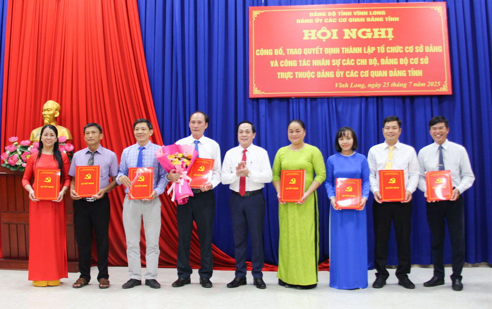 Đồng chí Lâm Minh Đằng- Phó Bí thư Tỉnh ủy, Bí thư Đảng ủy Các cơ quan Đảng tỉnh trao quyết định cho Ban Tổ chức Đảng ủy các cơ quan Đảng tỉnh.