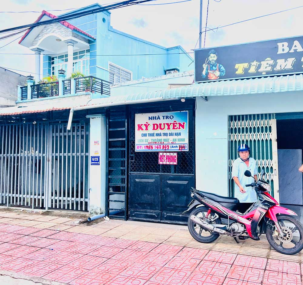 
Một nhà trọ ở phường Long Châu treo bảng hết phòng.
