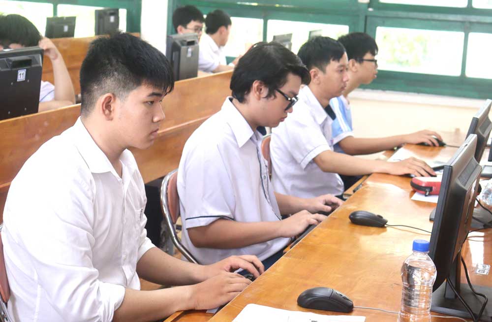Bạn trẻ cố gắng vươn lên học tập và không ngừng phấn đấu trong cuộc sống.