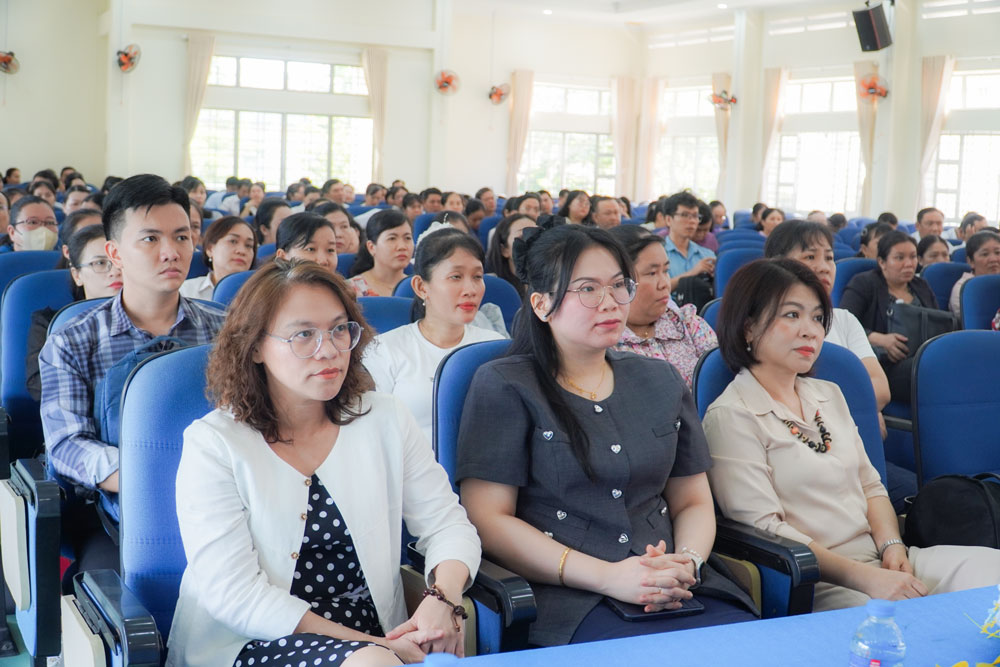 Giáo viên dạy môn tiếng Anh tham dự khoá bồi dưỡng.