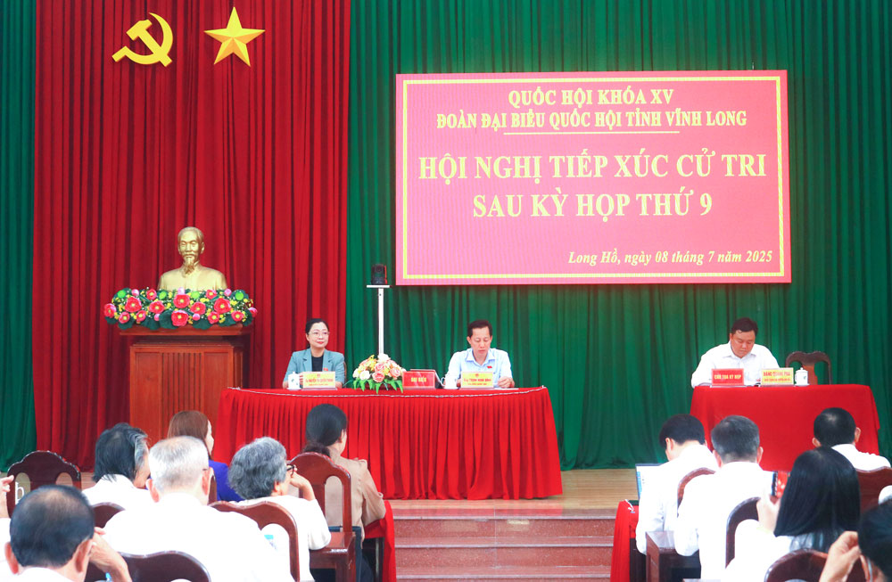 Các đại biểu và cử tri tham dự cuộc tiếp xúc tại xã Long Hồ.