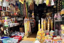 Sôi động thị trường đèn cầy lớn trong mùa nhập hạ 
