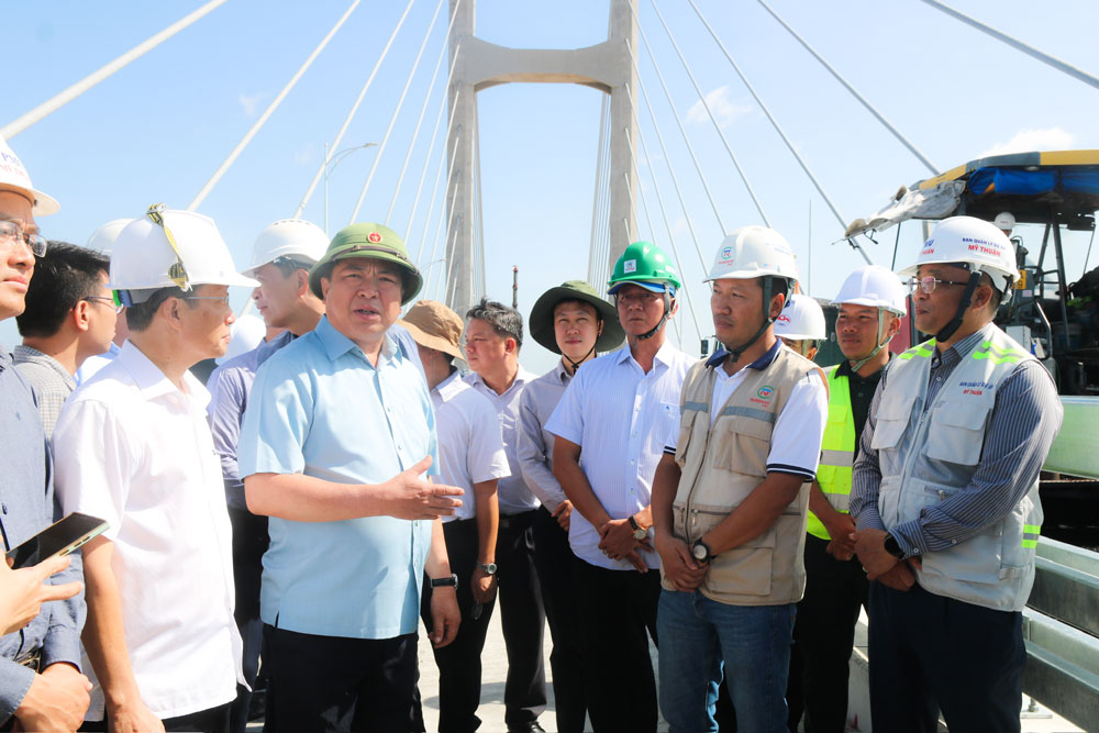 Bộ trưởng Bộ Xây dựng Trần Hồng Minh (áo xanh) đánh giá cao tiến độ thi công của dự án cầu Rạch Miễu 2 (T.Thảo)