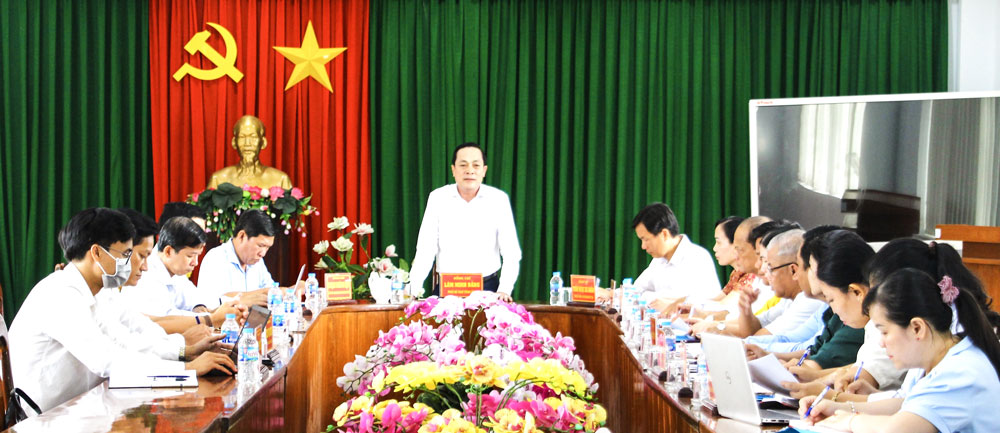 Phó Bí thư Tỉnh ủy Lâm Minh Đằng, cùng đại diện lãnh đạo các cơ quan tham mưu, giúp việc Tỉnh ủy làm việc với Đảng ủy xã Long Hồ.