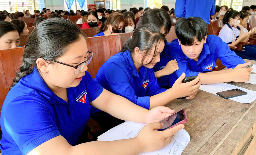  Hoạt động huớng dẫn đoàn viên thực hiện thủ tục hành chính trực tuyến thông qua Cổng Dịch vụ công quốc gia.