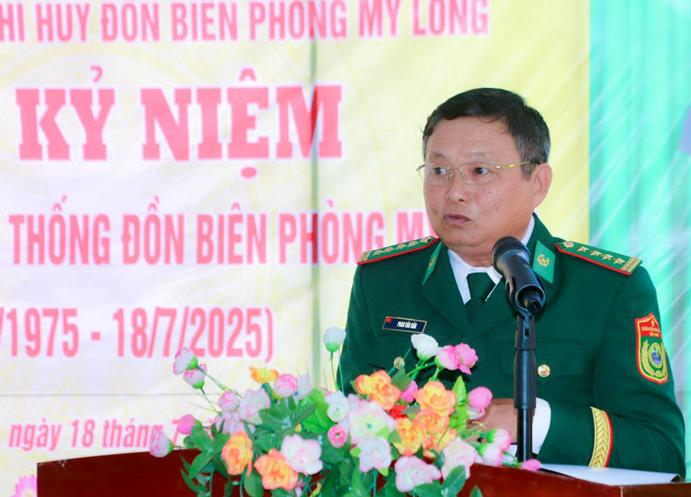 Đại tá Phan Văn Rân- nguyên Chính trị viên Đồn Biên phòng Mỹ Long phát biểu tại buổi họp mặt.