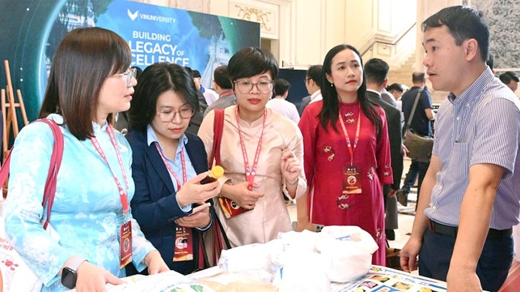 TS Đinh Hùng Cường (phải) giới thiệu với diễn đàn trứng gà và gạo, hai nông sản chất lượng cao mang về từ Nhật Bản - Ảnh: HẢI ĐĂNG