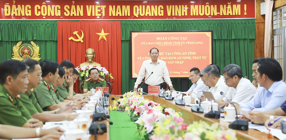 Đồng chí Lê Thanh Vân- Ủy viên Thường vụ Tỉnh ủy, Trưởng Ban Nội chính Tỉnh ủy phát biểu tại buổi làm việc với Công an tỉnh.