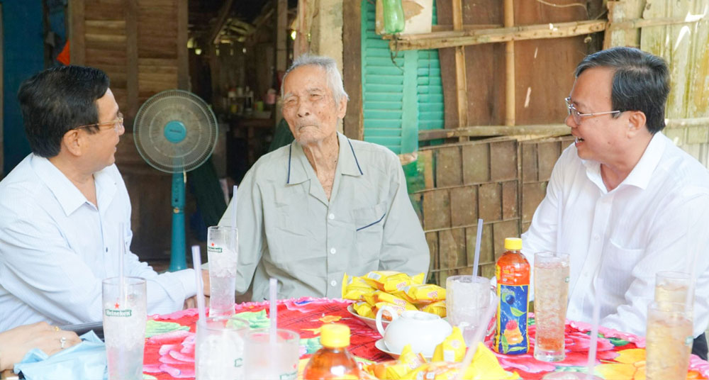 Phó Bí thư Tỉnh ủy, Chủ tịch Ủy ban MTTQ Việt Nam tỉnh- Lê Văn Hẳn (bên phải) đến thăm, tặng quà tri ân gia đình ông Nguyễn Văn Đẩu. Ảnh THẢO TIÊN