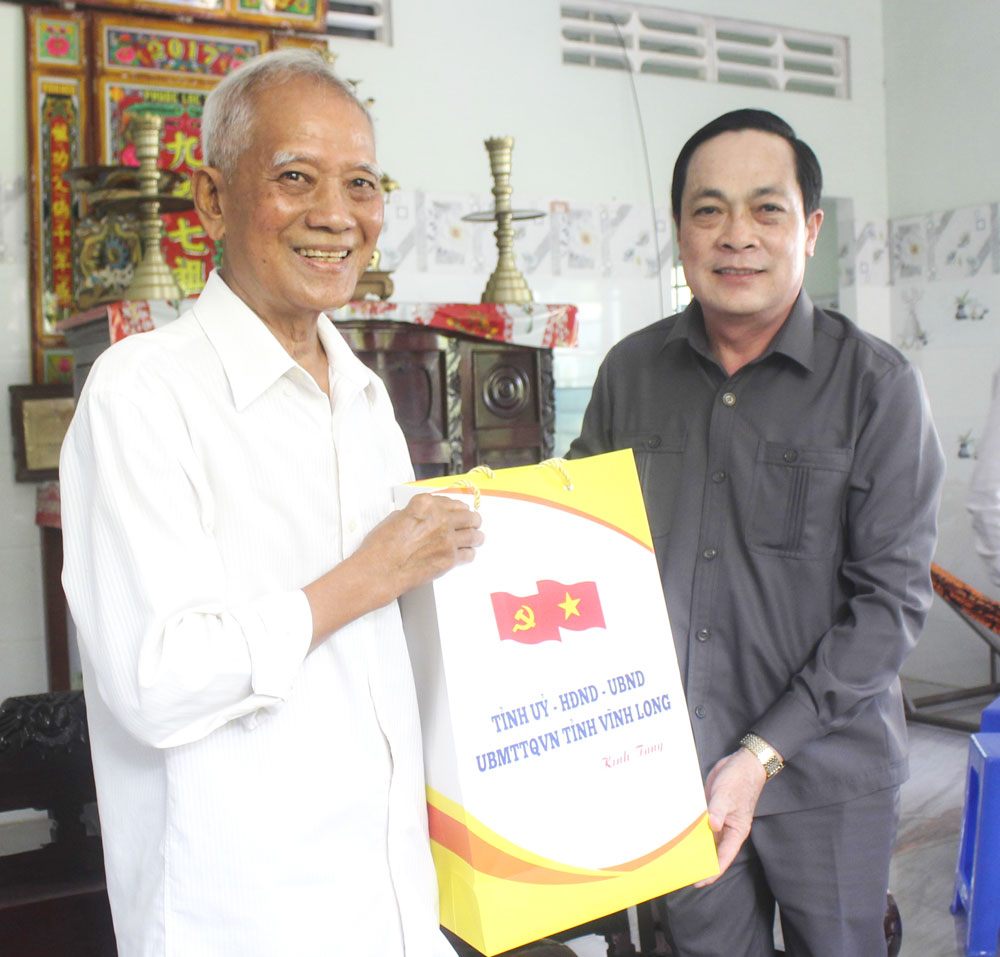 Phó Bí thư Tỉnh ủy Lâm Minh Đằng tặng quà tri ân thương binh Nguyễn Văn Chính (ấp Hòa Thuận, xã An Bình). Ảnh Phương Thư