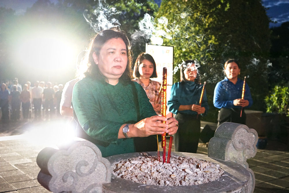 1443: Phó Bí thư Thường trực Tỉnh ủy- Hồ Thị Hoàng Yến dâng hương tại đài liệt sĩ.