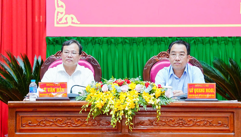 Đồng chí Lữ Quang Ngời- Phó Bí thư Tỉnh ủy, Chủ tịch UBND tỉnh; và đồng chí Lê Văn Hẳn- Phó Bí thư Tỉnh ủy, Chủ tịch Ủy ban MTTQ Việt Nam tỉnh, đồng chủ trì hội nghị. Ảnh Xuân Tươi