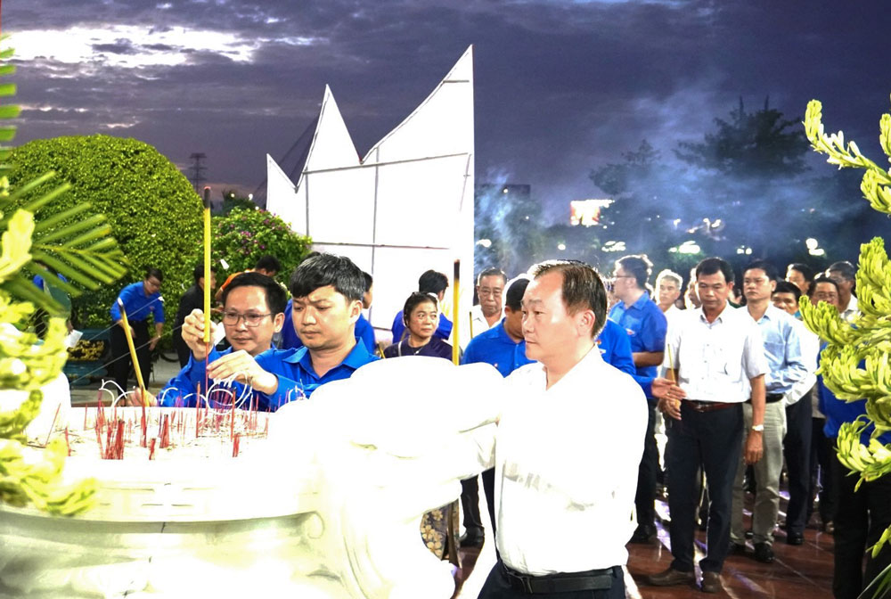Dâng hương trên tượng đài