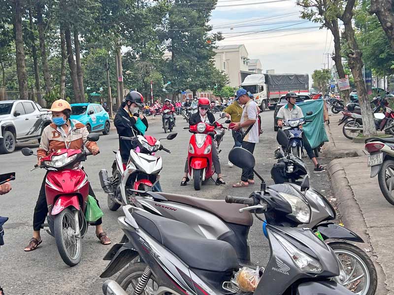 Khu vực giao- nhận hàng gần KCN Hòa Phú trở nên rộn ràng hơn khi đến giờ công nhân tan ca.
 