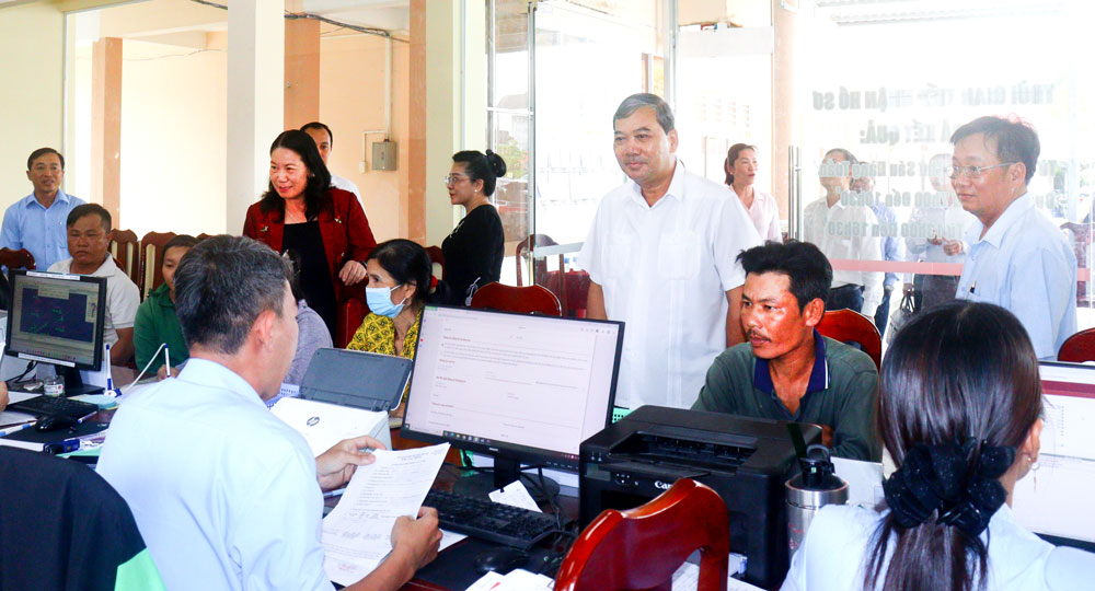 Đồng chí Kim Ngọc Thái- Phó Bí thư Tỉnh ủy thăm hỏi người dân đang giải quyết thủ tục hành chính và động viên cán bộ, công chức đang làm việc.
