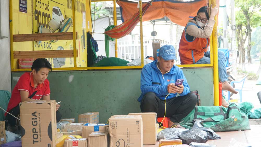 Shipper tranh thủ nghỉ ngơi trước giờ công nhân tan ca.