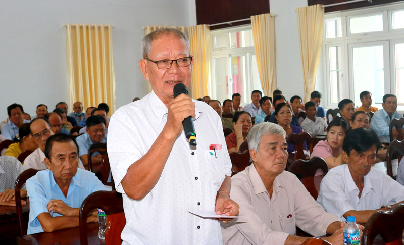 Cử tri tham gia ý kiến tại buổi tiếp xúc.