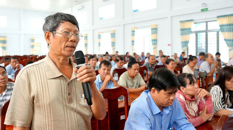  Cử tri xã Tam Bình gửi gắm kiến nghị đến các vị đại biểu Quốc hội. 