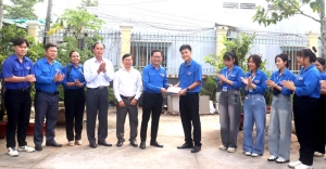 Thăm các đội hình thanh niên tình nguyện hỗ trợ vận hành chính quyền địa phương 2 cấp