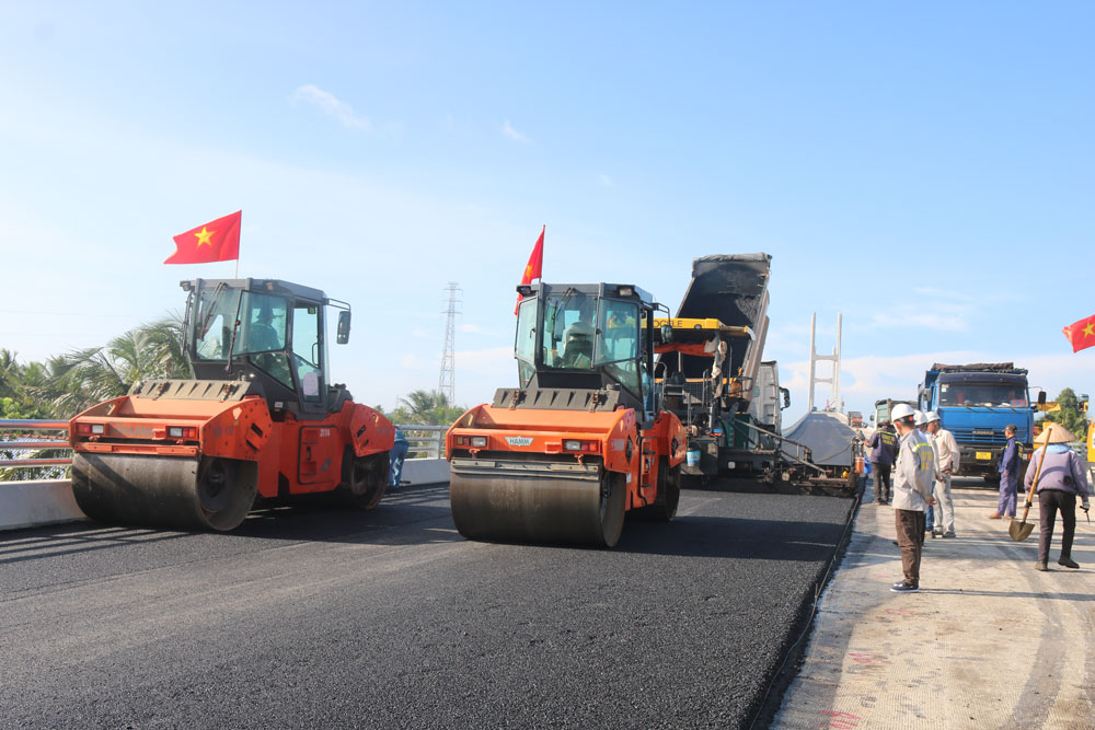 Trong sáng ngày 12/7/2025, đường dẫn lên cầu Rạch Miễu 2 phía Đồng Tháp đi Vĩnh Long cũng được thảm nhựa mặt đường (Ảnh:T.Thảo).