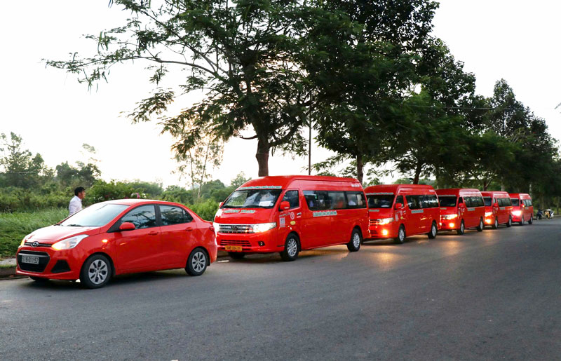 CBCCVC lên chuyến xe đầu tiên di chuyển đến Trung tâm tỉnh Vĩnh Long. Ảnh BÁ THI.