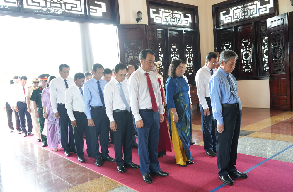 Lãnh đạo tỉnh dành phút mặc niệm để tưởng nhớ Chủ tịch Hội đồng Bộ trưởng Phạm Hùng.