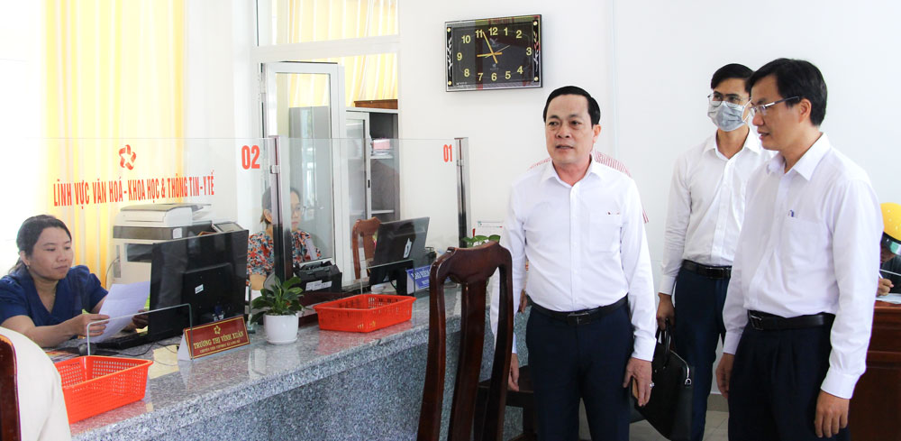 Phó Bí thư Tỉnh ủy Lâm Minh Đằng tham quan, khảo sát Trung tâm Hành chính công xã Long Hồ.
