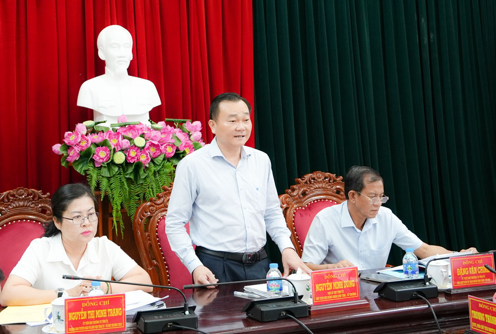Đồng chí Nguyễn Minh Dũng- Phó Bí thư Tỉnh ủy, Chủ tịch HĐND tỉnh lưu ý một số vấn đề cần quan tâm.