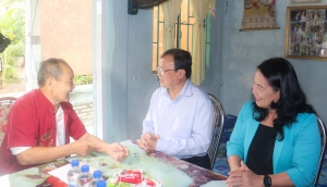 Phó Bí thư Tỉnh ủy Vĩnh Long Lê Văn Hẳn thăm 3 gia đình chính sách tại xã Trà Ôn