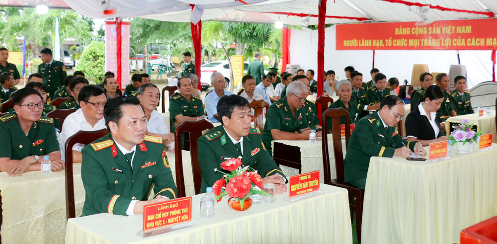 Đại biểu tham dự buổi họp mặt.