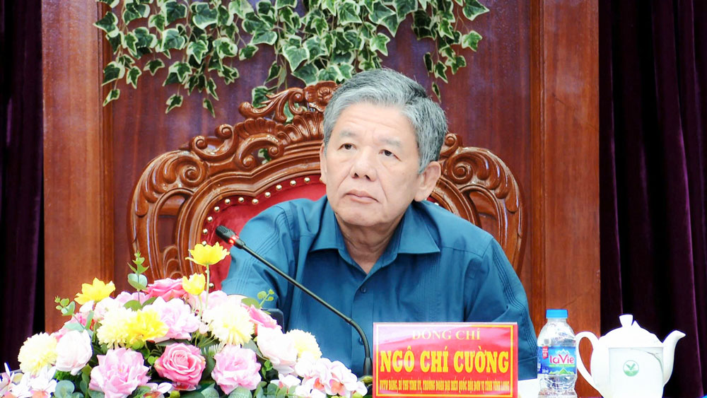 Đồng chí Ngô Chí Cường- Ủy viên Ban Chấp hành Trung ương Đảng, Bí thư Tỉnh ủy, Trưởng đoàn Đại biểu Quốc hội khóa XV tỉnh Vĩnh Long, chủ trì hội nghị.