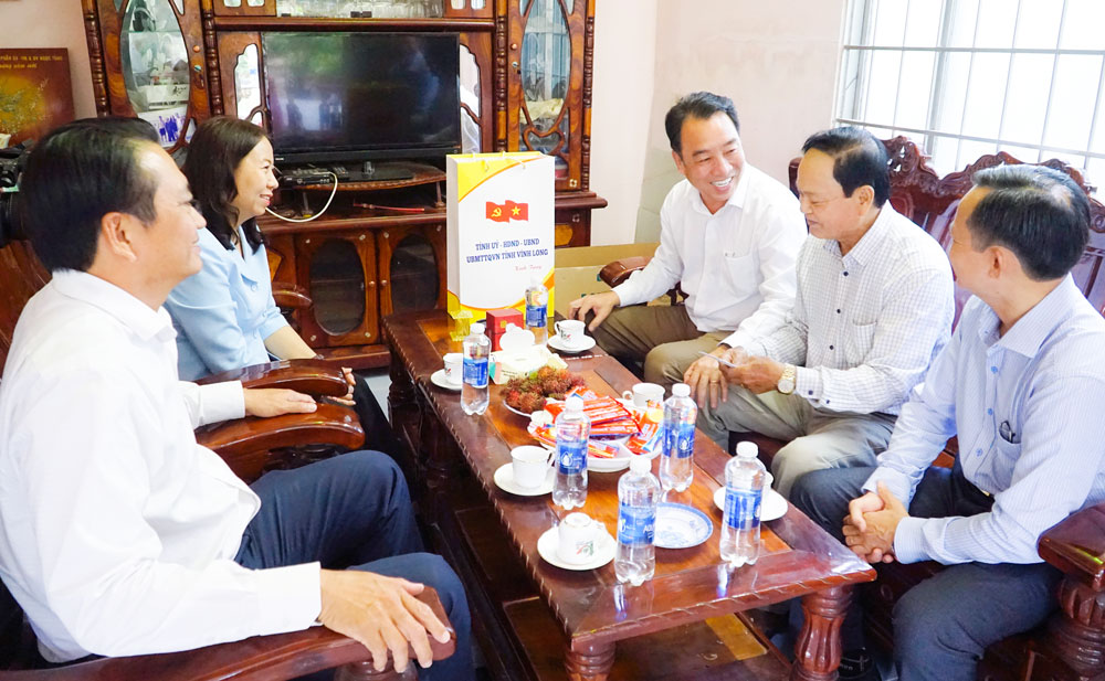 Phó Bí thư Tỉnh ủy, Chủ tịch UBND tỉnh- Lữ Quang Ngời đến thăm ông Nguyễn Thanh Hùng.