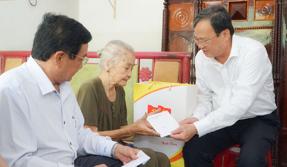 Phó Bí thư Tỉnh ủy, Chủ tịch Ủy ban MTTQ Việt Nam tỉnh- Lê Văn Hẳn đến thăm, tặng quà tri ân gia đình bà Nguyễn Thị Dầy. Ảnh THẢO TIÊN