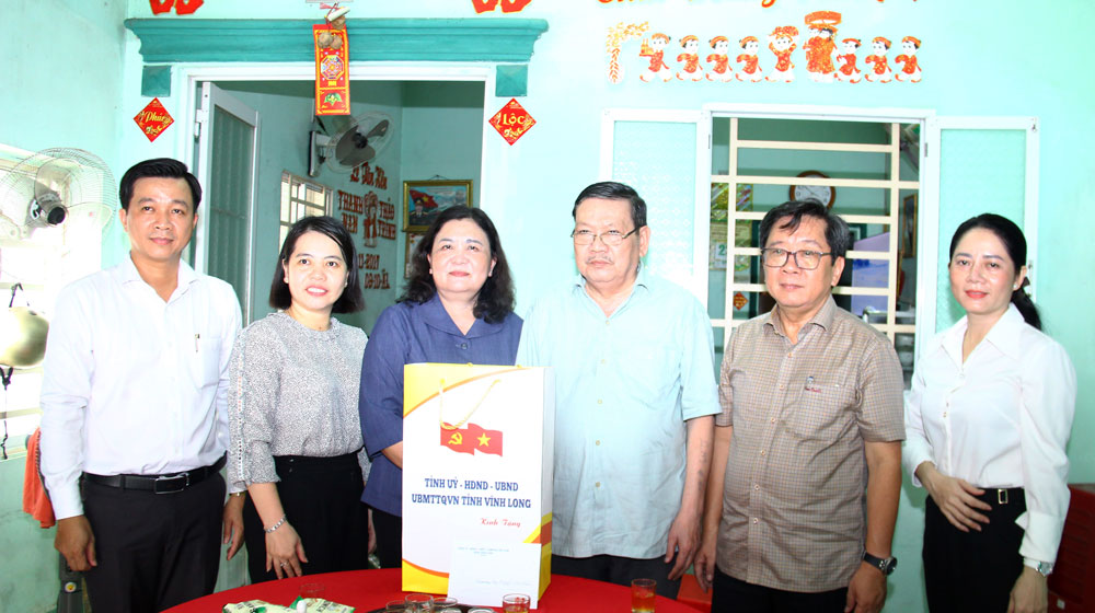 Đoàn công tác đến thăm, tặng quà gia đình thương binh Nguyễn Văn Năm.