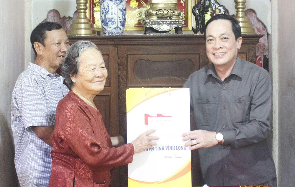 Đoàn công tác đến thăm hỏi bà Phạm Thị Vân- vợ liệt sĩ ngụ ấp Hòa Quí, xã An Bình. Ảnh Phương Thư