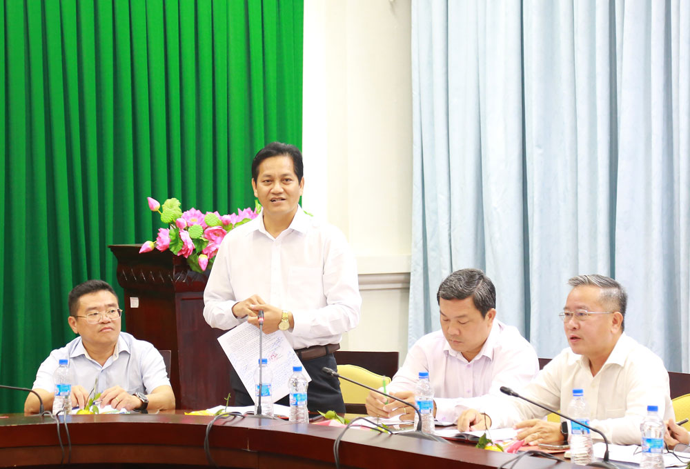  Thành viên đoàn công tác đóng góp ý kiến tại buổi làm việc.