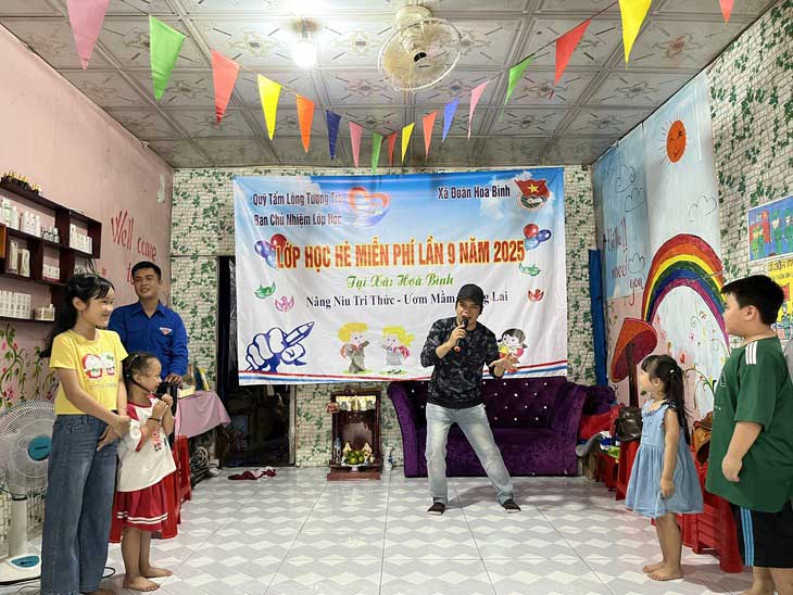 Lớp học có sự đồng hành của các giáo viên tình nguyện với mong muốn gieo mầm tri thức cho trẻ em vùng nông thôn - Ảnh: LAN NGỌC