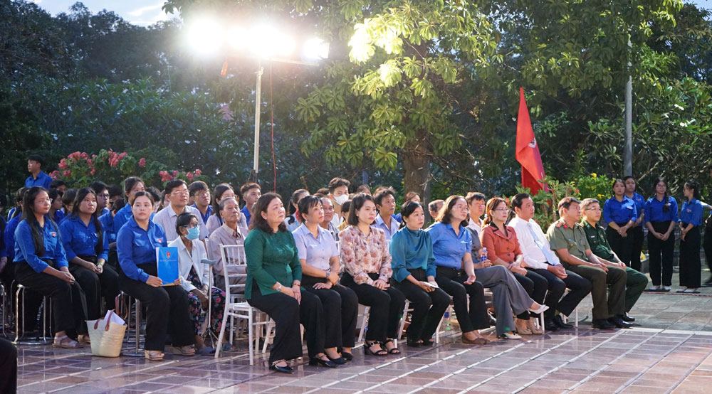 Đại biểu tham dự lễ Thắp nến tri ân tại Nghĩa trang liệt sĩ tỉnh phường Phú Tân.